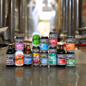 Bild på Poppels-öl som står staplade på varandra.