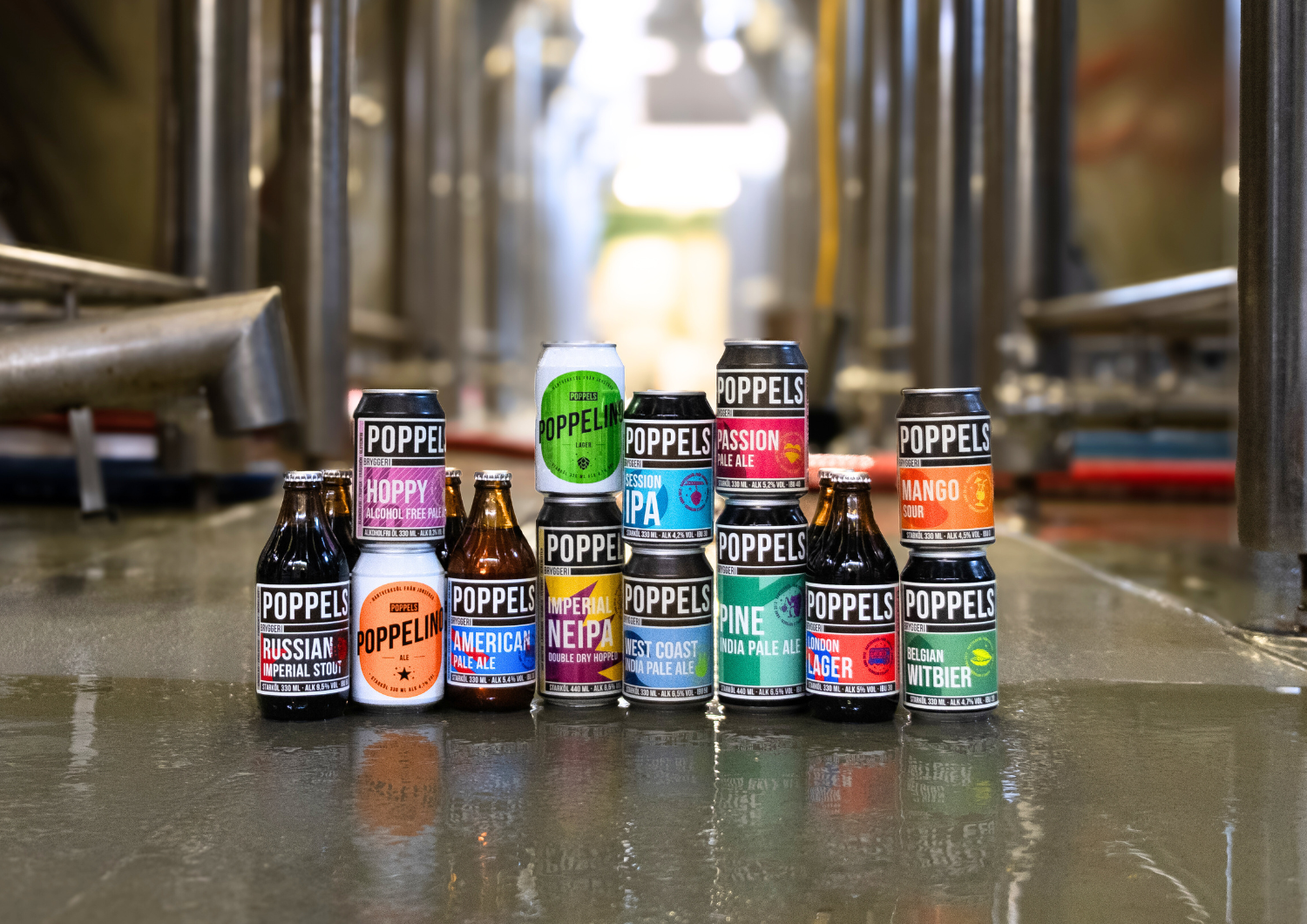 Bild på Poppels-öl som står staplade på varandra.