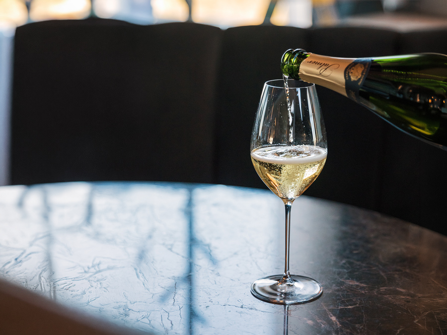 Bild på champagne som hälls uppi glas